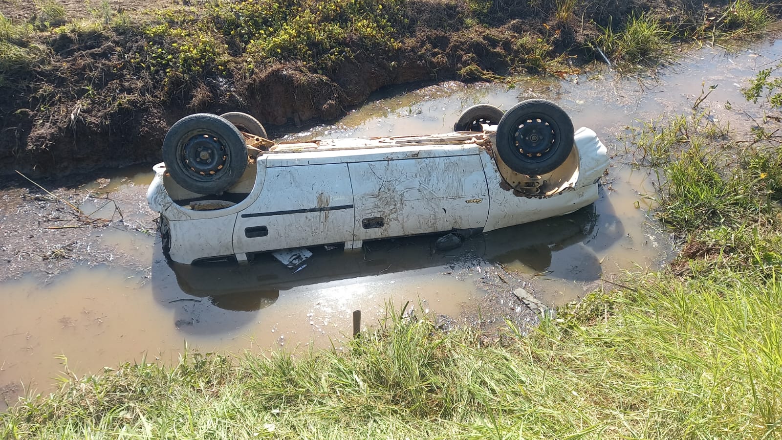 Carro cai em vala no Sul de SC