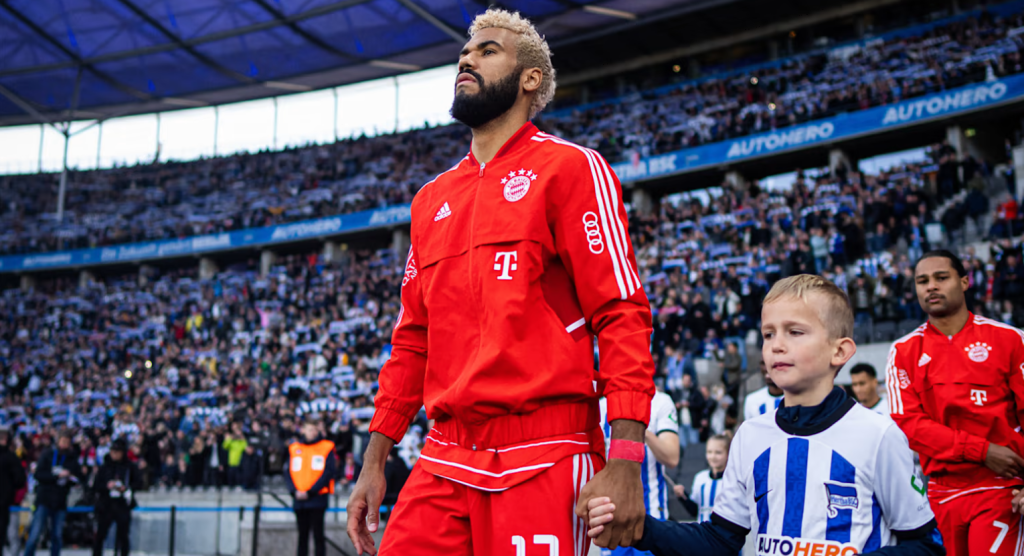 Choupo-Moting entrando em campo para um jogo do Bayern de Munique