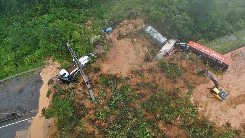 Bombeiros seguem as buscas por vítimas no local