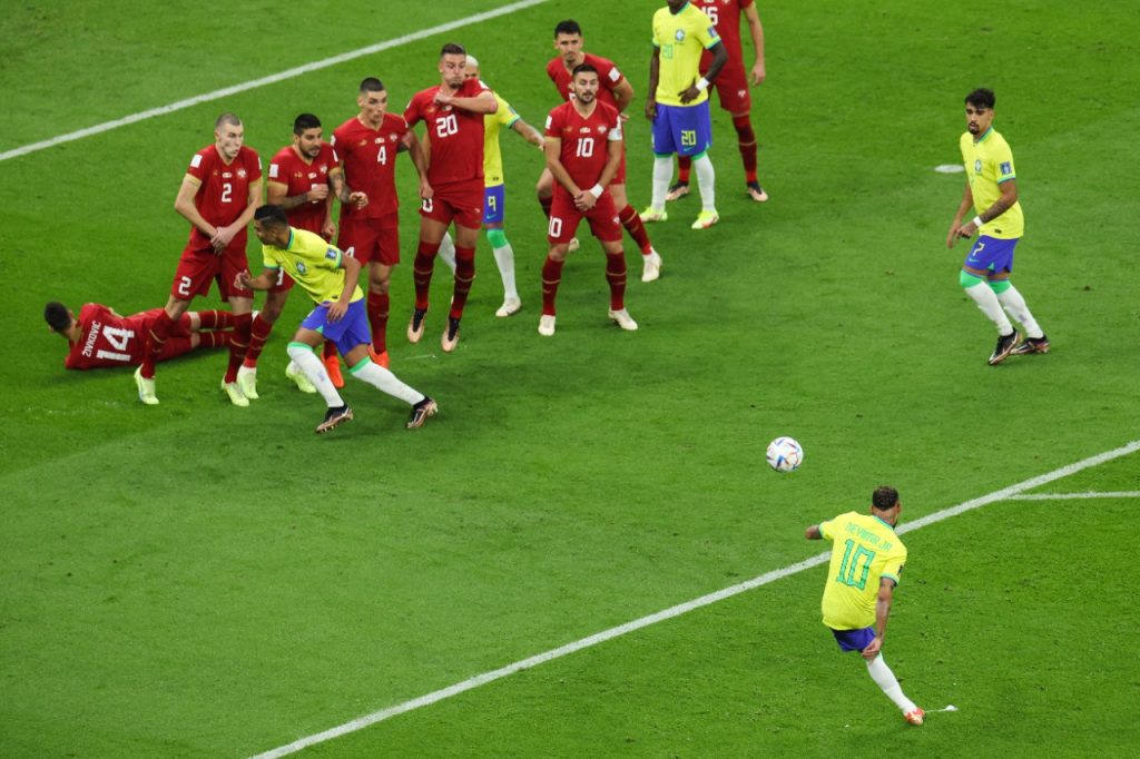 Jogador Sérvio deitado na cobrança de falta para o Brasil