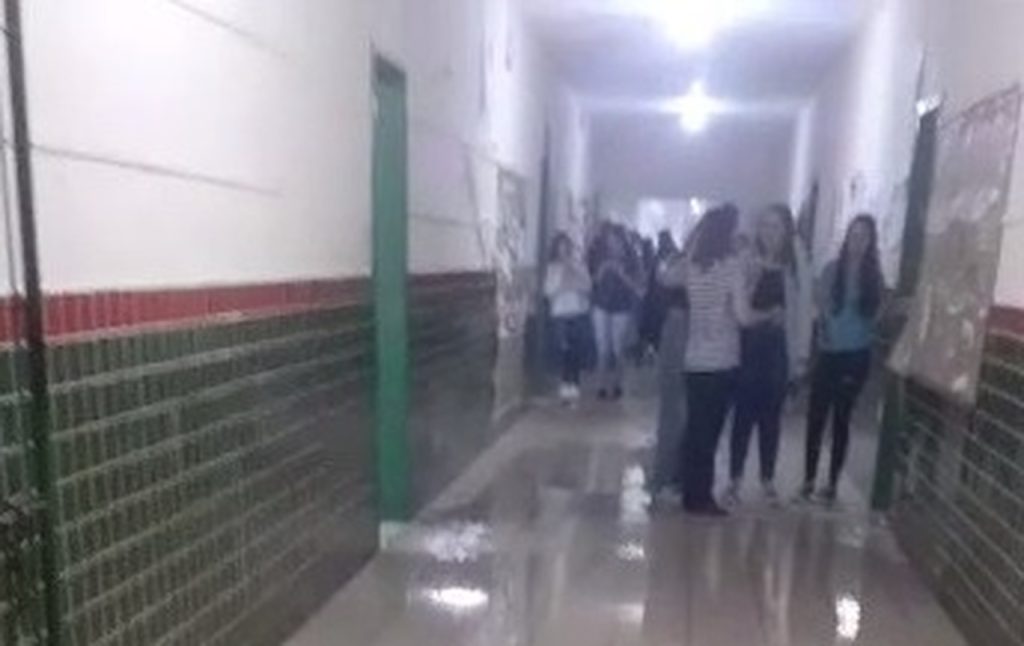 Corredor de colégio em Itapema alaga