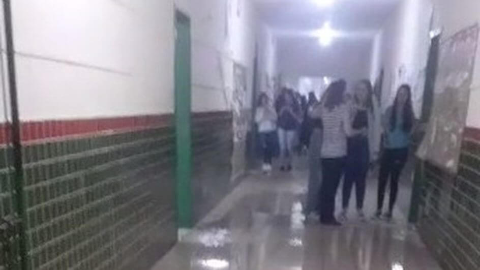 Corredor de colégio em Itapema alaga