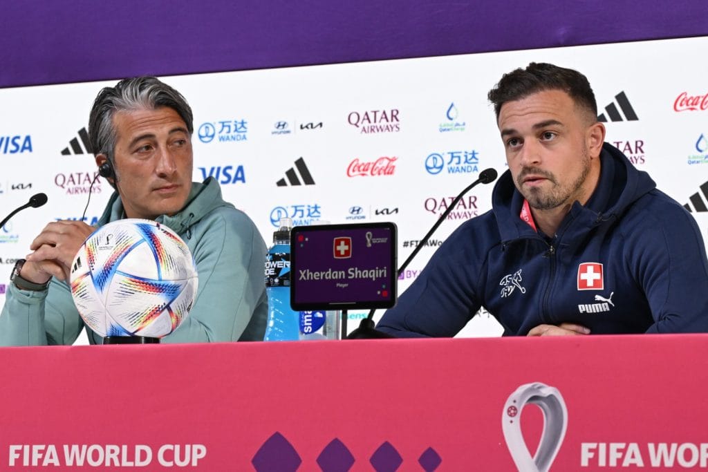 Murat Yakin, técnico da Suíça, e Xherdan Shaqiri, jogar suiço, em coletiva antes da partida contra o Brasil
