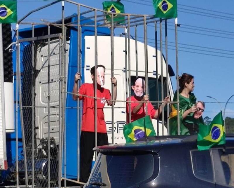 Imagens mostram caminhão em movimento com crianças em cima