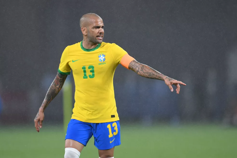 Daniel Alves usa camisa 13 da Seleção Brasileira e faixa de capitão