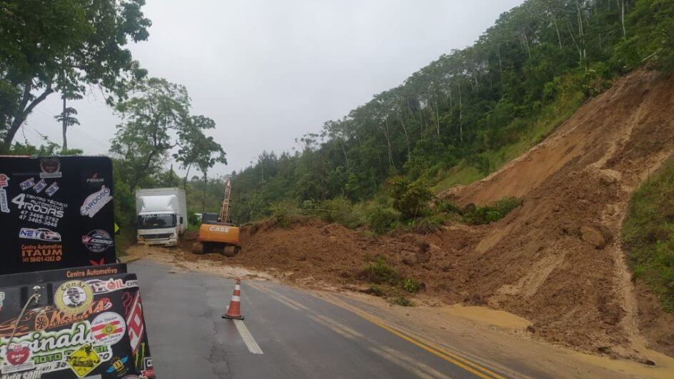 Chuva causou deslizamentos em rodovias