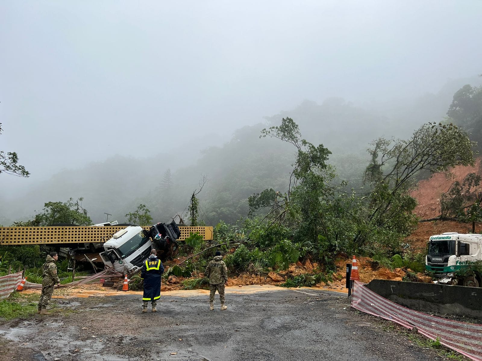 Deslizamento interditou BR-376