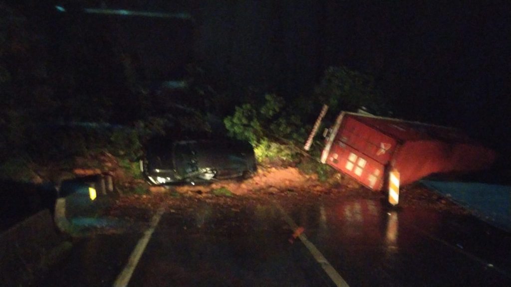 Deslizamento ocorreu na noite desta segunda-feira (28)