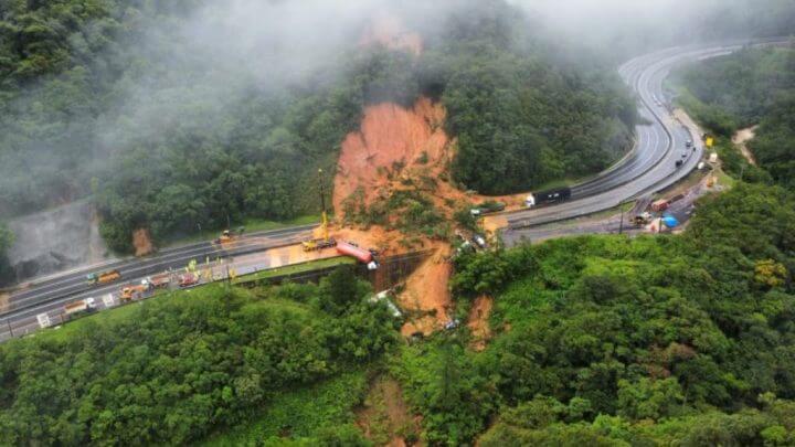 Duas pessoas morreram no deslizamento de terra em Guaratuba