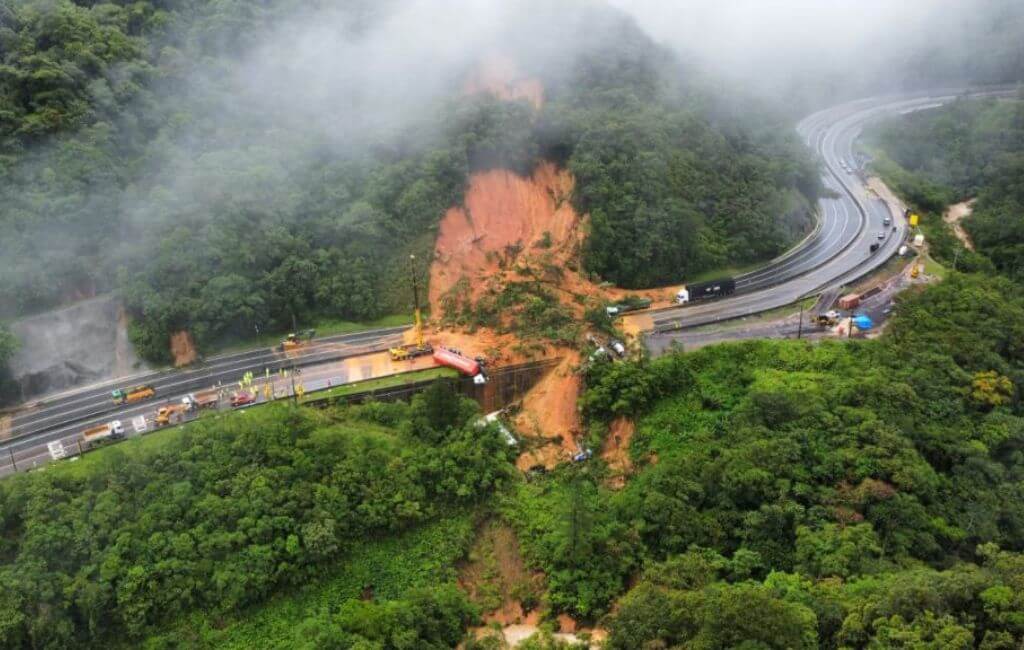 Duas pessoas morreram no deslizamento de terra em Guaratuba