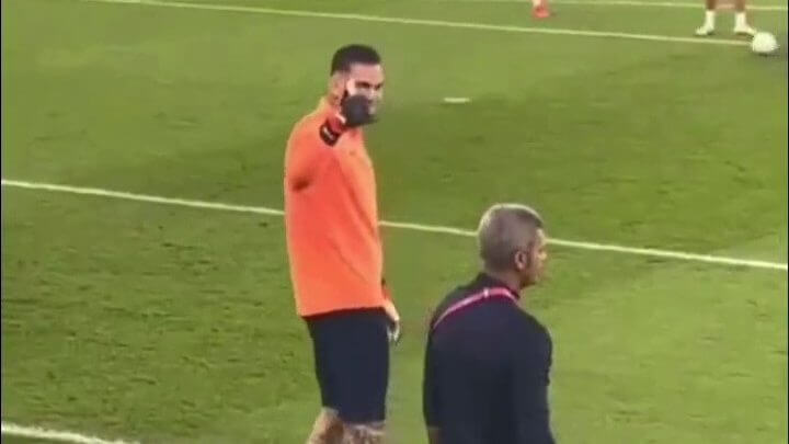 Ederson, da Seleção Brasileira, dá "joinha" para torcedor da arquibancada