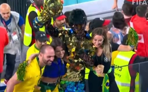 Eduardo Bolsonaro no Catar, durante jogo do Brasil