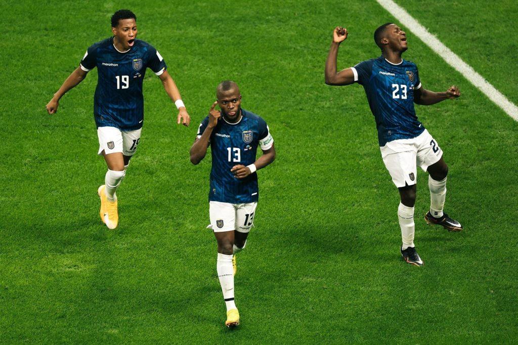 Enner Valencia comemora gol pelo Equador contra a Holanda