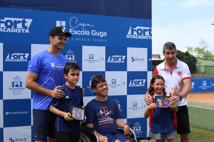 Duas crianças, um menino e uma menina, recebem prêmios da Copa Escola Guga