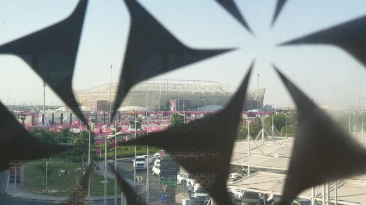 Education City Stadium, visto da saída do metrô. Esse é muito fácil de chegar