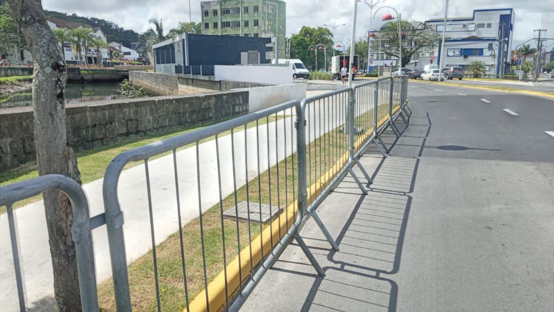Grades de isolamento foram instaladas na manhã deste domingo