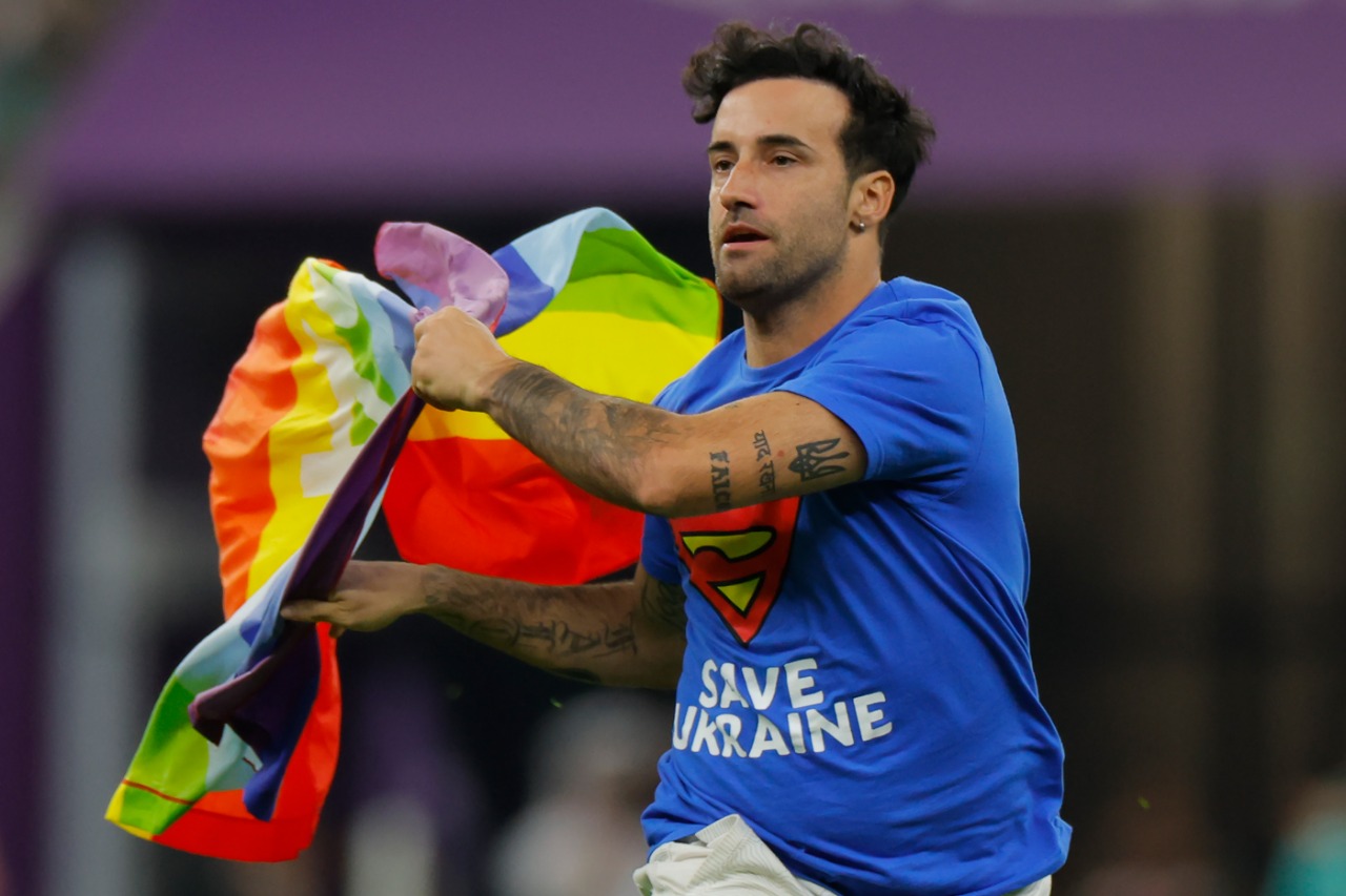Homem entra em campo na partida entre Portugal e Uruguai com bandeira LGBTQIA+