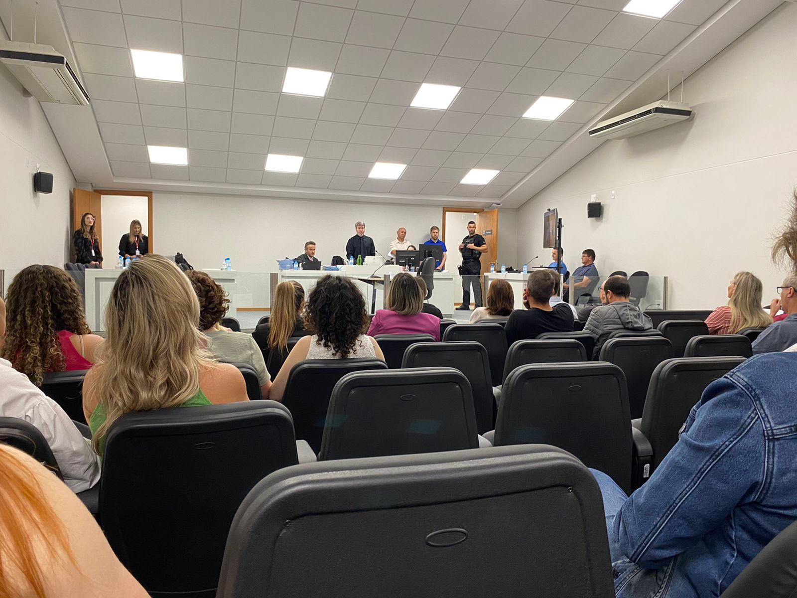 Justiça aguardou 15 minutos, mas como defensor não apareceu o julgamento foi remarcado