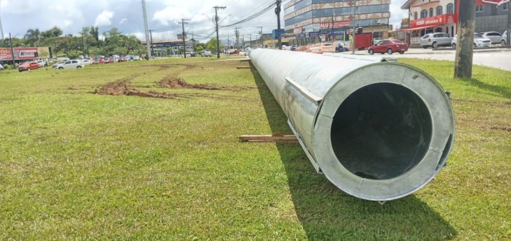 Poste reservado para instalação em rotatória no Guanabara: estruturas serão de aço
