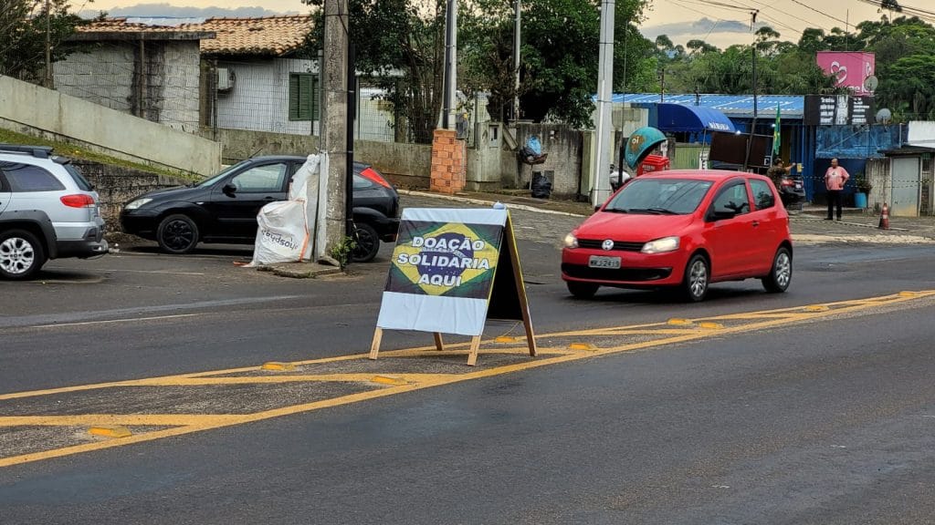 Manifestantes pedem apoio em placa diante do quartel em Criciúma