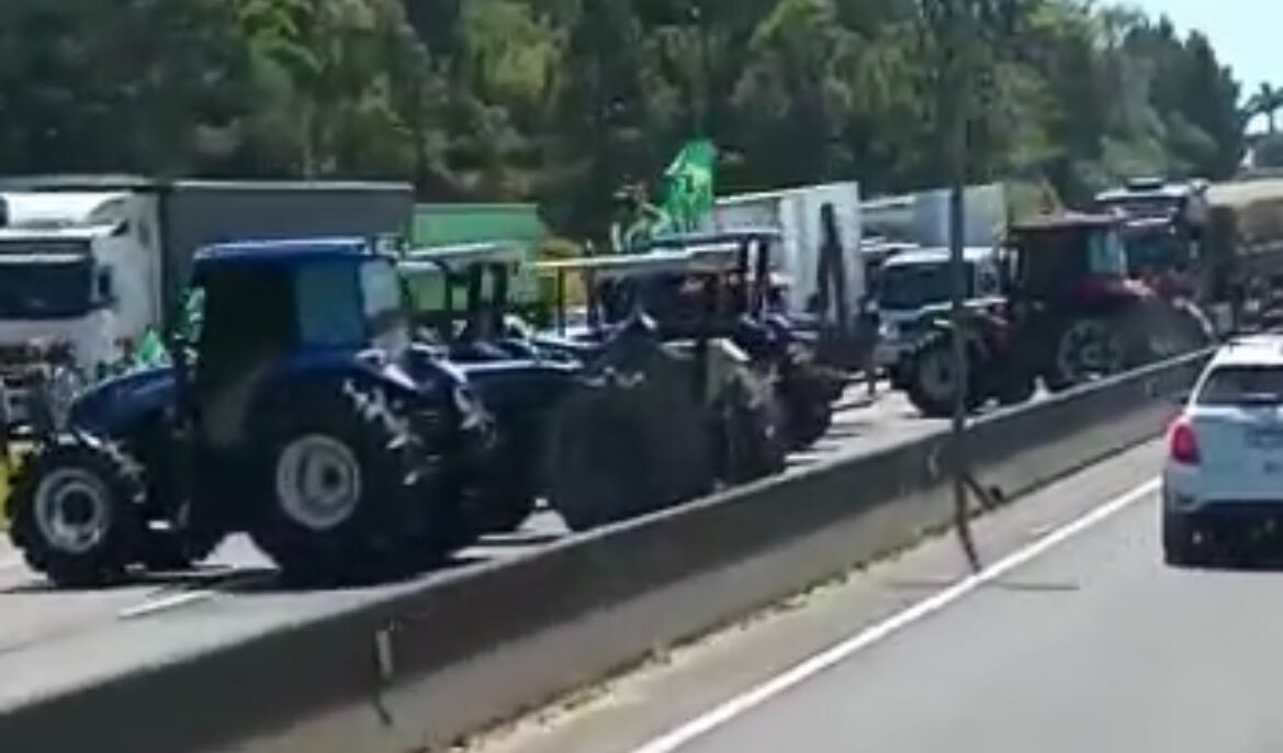 Ao menos 30 manifestantes bloqueiam a rodovia