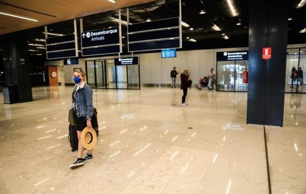 máscara aeroporto de avião