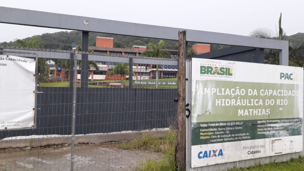 Obras de drenagem do rio Mathias foram paralisadas em 2020 após rescisão contratual