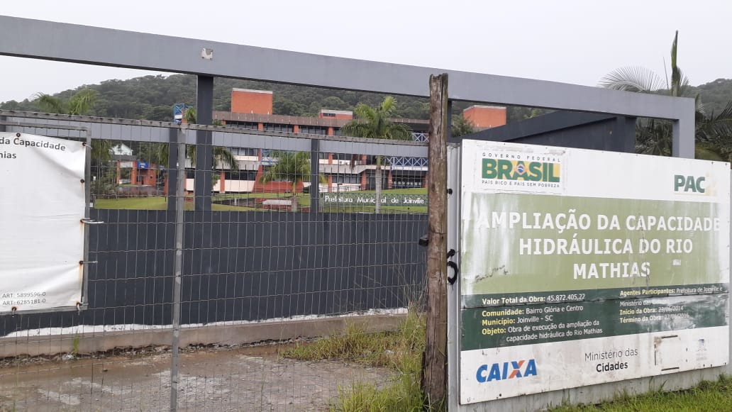 Obras de drenagem do rio Mathias foram paralisadas em 2020 após rescisão contratual