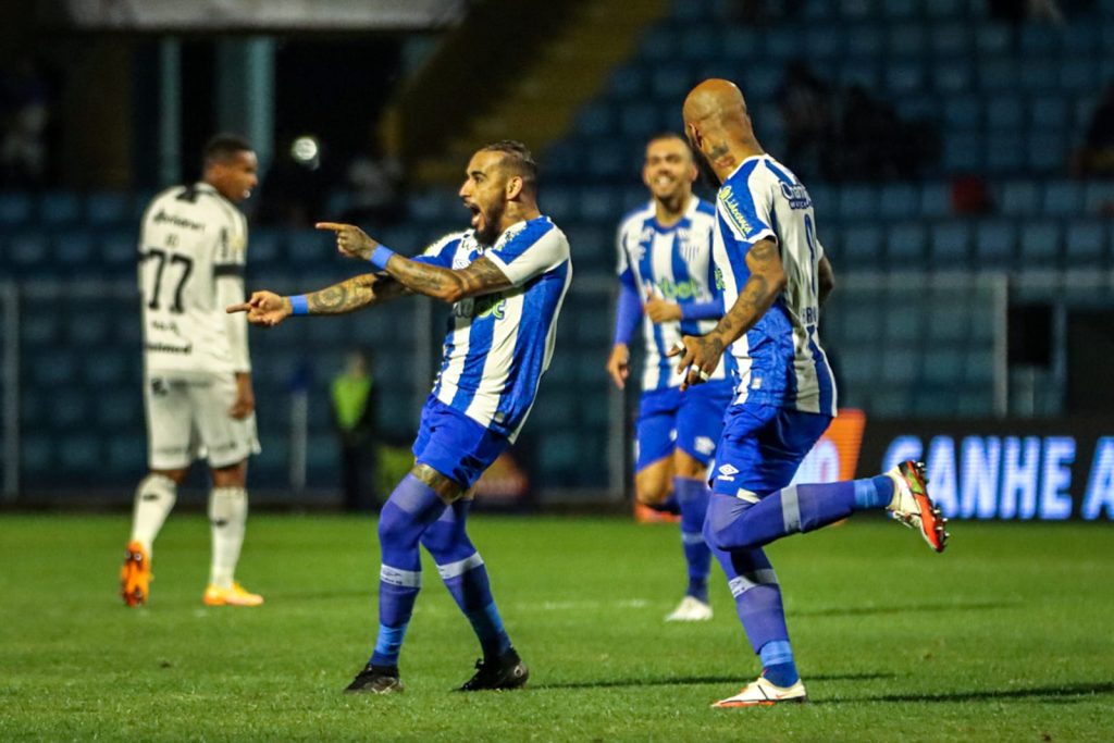 Natanael comemora gol pelo Avaí contra o Ceará