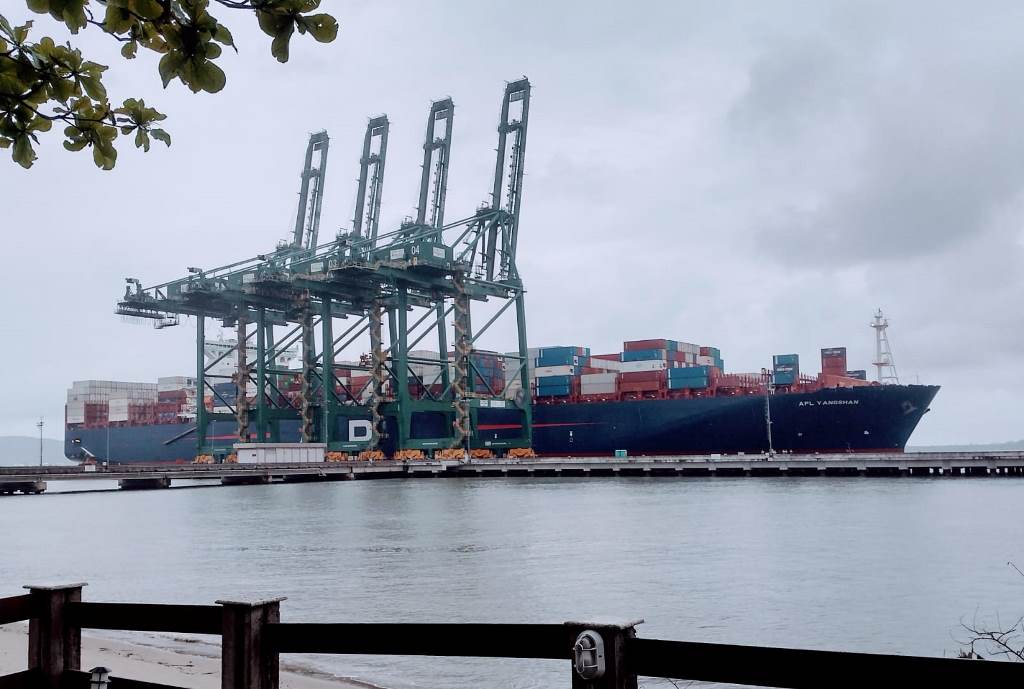 navio gigante no porto de itapoá