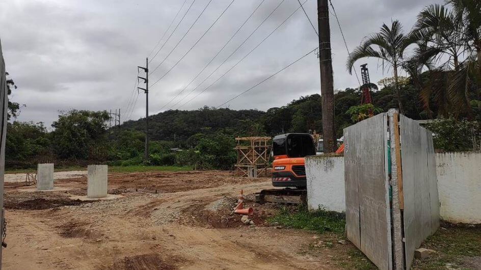 Obras de construção da ponte, em registro de outubro, começaram em junho