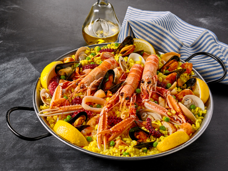 Arroz com frutos do mar (camarão, lula, polvo, lagosta) dentro da paejeira