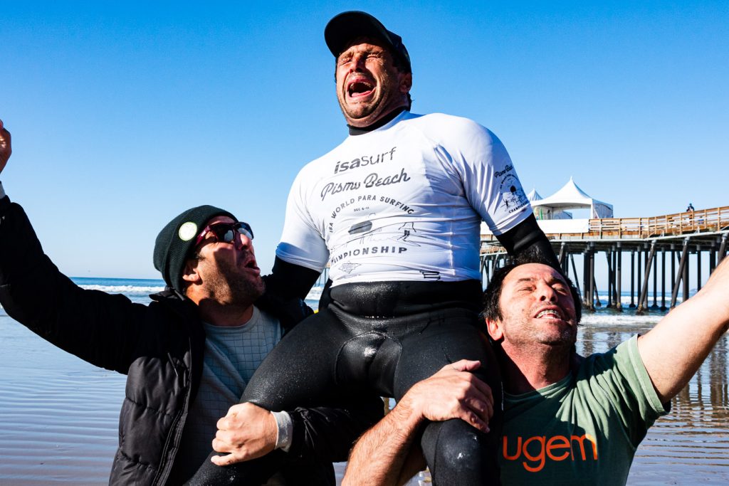Atleta de parasurf comemora título no mundial da modalidade