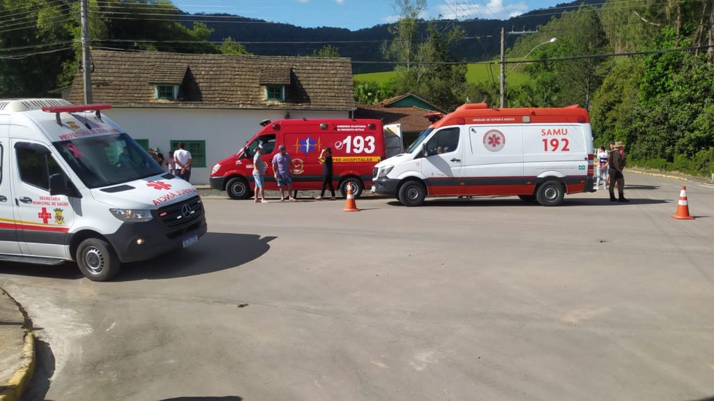Carros dos Bombeiros e Samu em Dona Emma