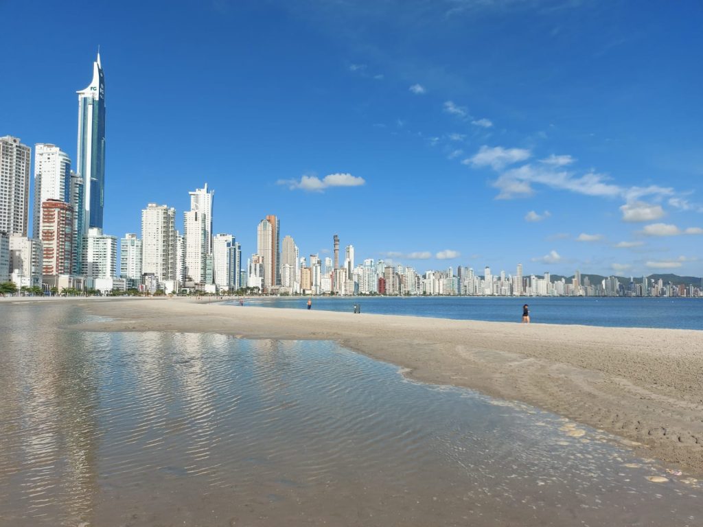 Piscina na areia da Praia Central nesta sexta-feira (25)