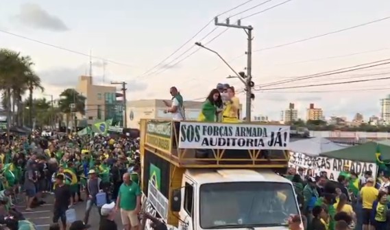 Protesto em frente à Marinha