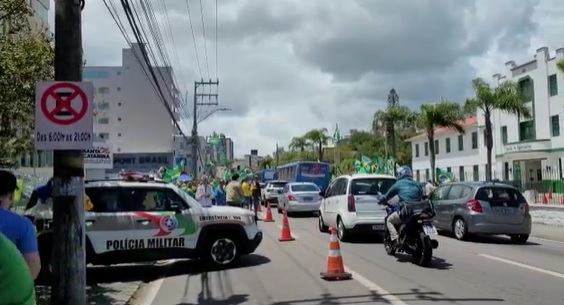 Trânsito em frente ao 63º BI, em Florianópolis, nesta segunda-feira (7)