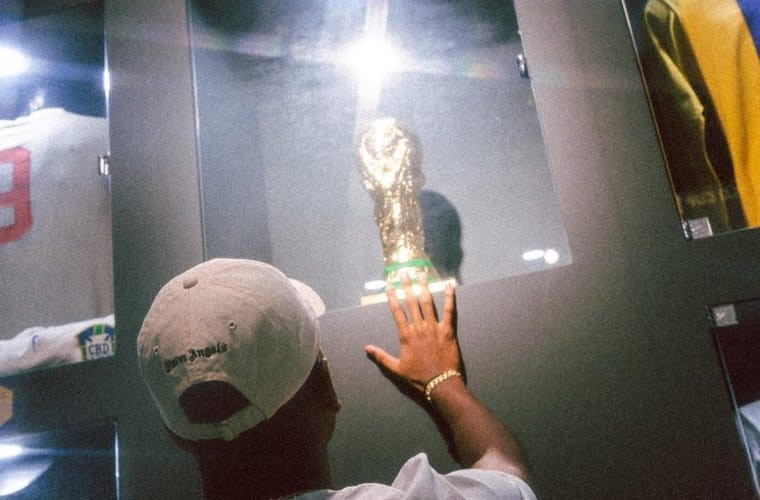 Rodrygo comemora convocação com uma foto da taça da Copa do Mundo