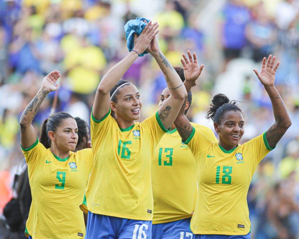 Debinha, Beatriz Zaneratto e Geyse do Brasil, comemoram a vitória