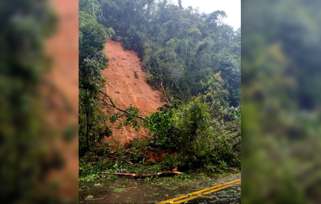Interdição da rodovia ocorreu nesta segunda-feira (28)