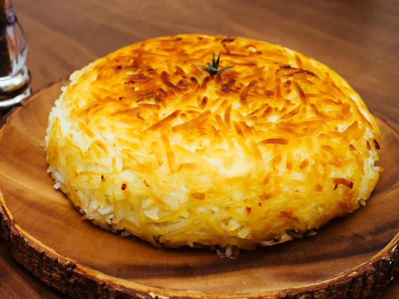 Batata Rosti em cima de uma tábua de madeira