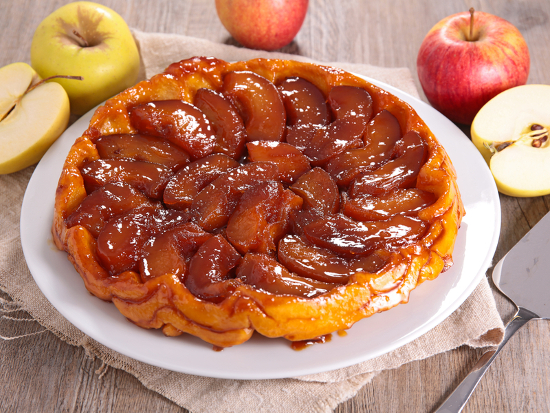 Tarte tatin em cima de uma forma branca