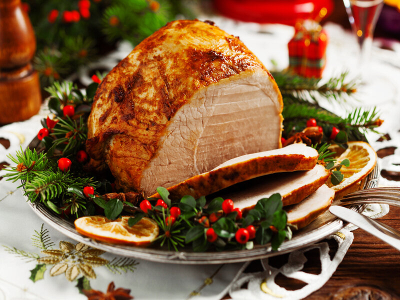 Pernil cortado em fatias em cima de um prato branco