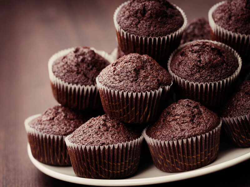 Muffins de chocolates empilhados em cima de um prato branco
