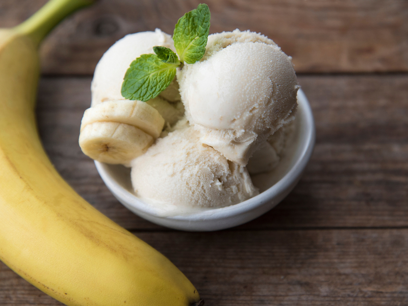 Sorvete de banana com rodelas de banana dentro do bowl branco