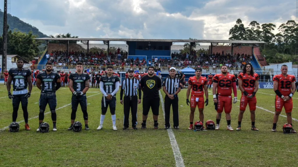 Jogadores do T-Rex e Galo FA perfilados em amistoso