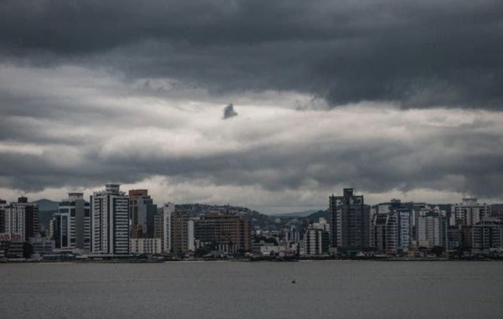 Regiões de SC terão tempo nublado e com chuva neste fim de semana