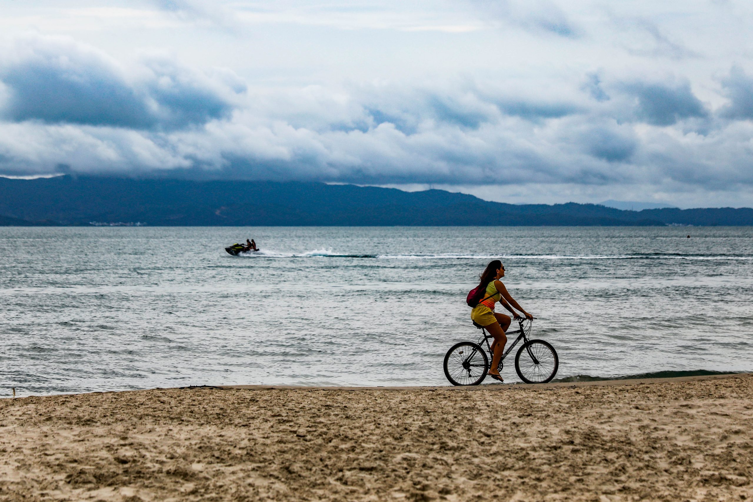 praia com tempo nublado