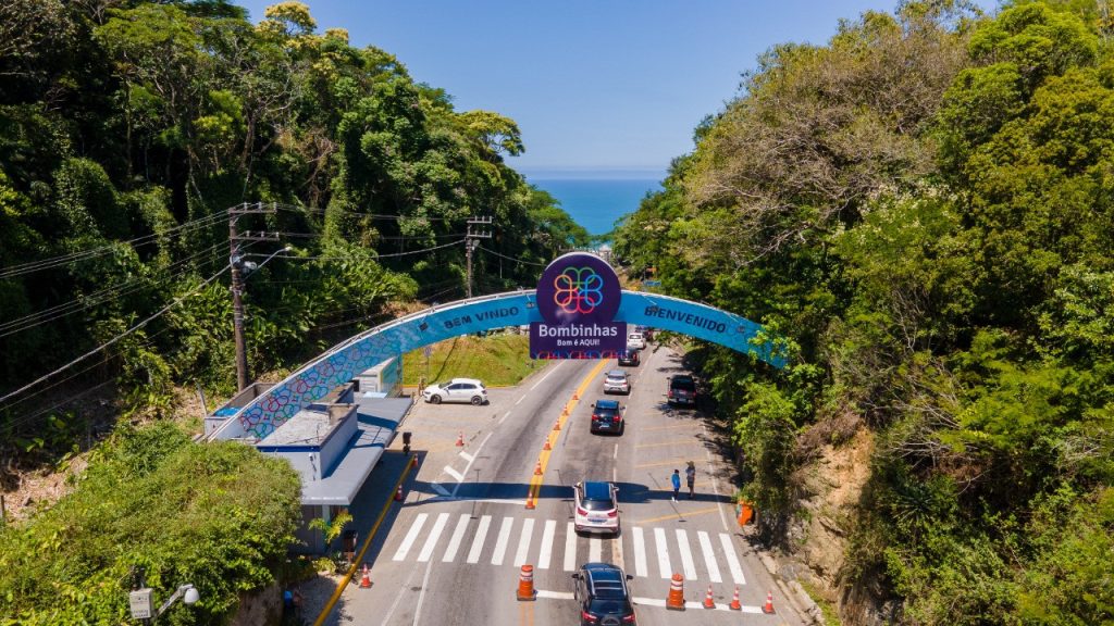 Entrada de Bombinhas, onde há cobrança de pedágio ambiental