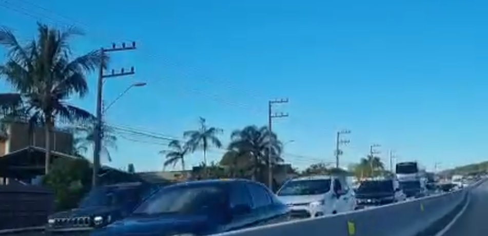 Trânsito na SC-401, em Florianópolis